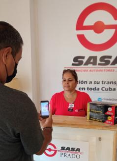 cliente escaneando el código QR